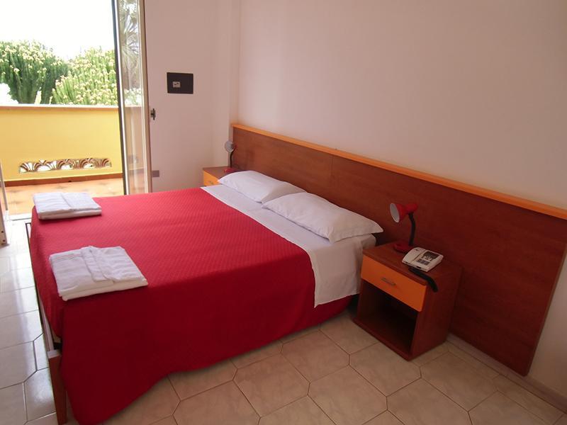 Villaggio Hotel Club Calanovellamare Piraino Chambre photo